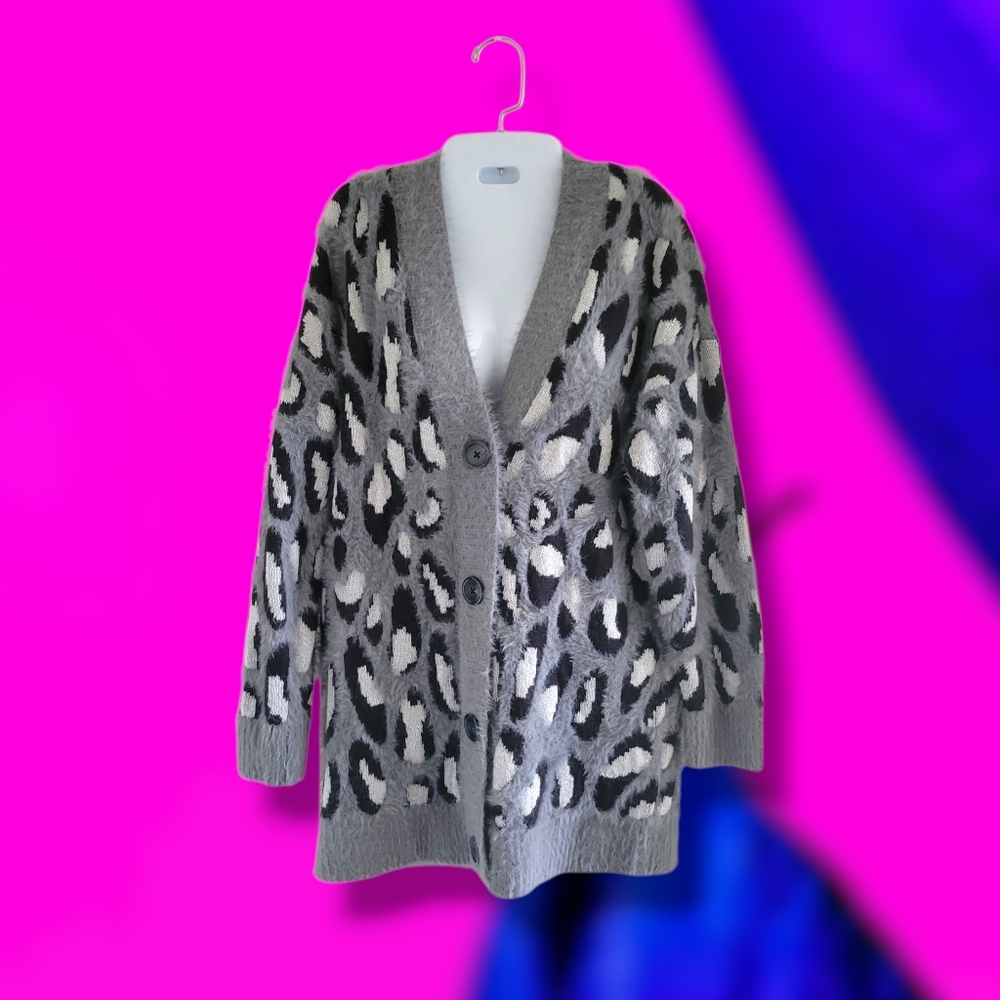 Gabrielle Union | EUC Long Gray Fuzzy Leopard Cozy Button Up Cardigan (SIZE M)